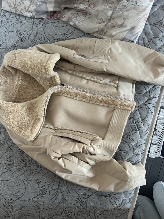 Дамско якенце бежаво