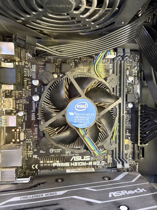 Placa de baza cu procesor + cooler