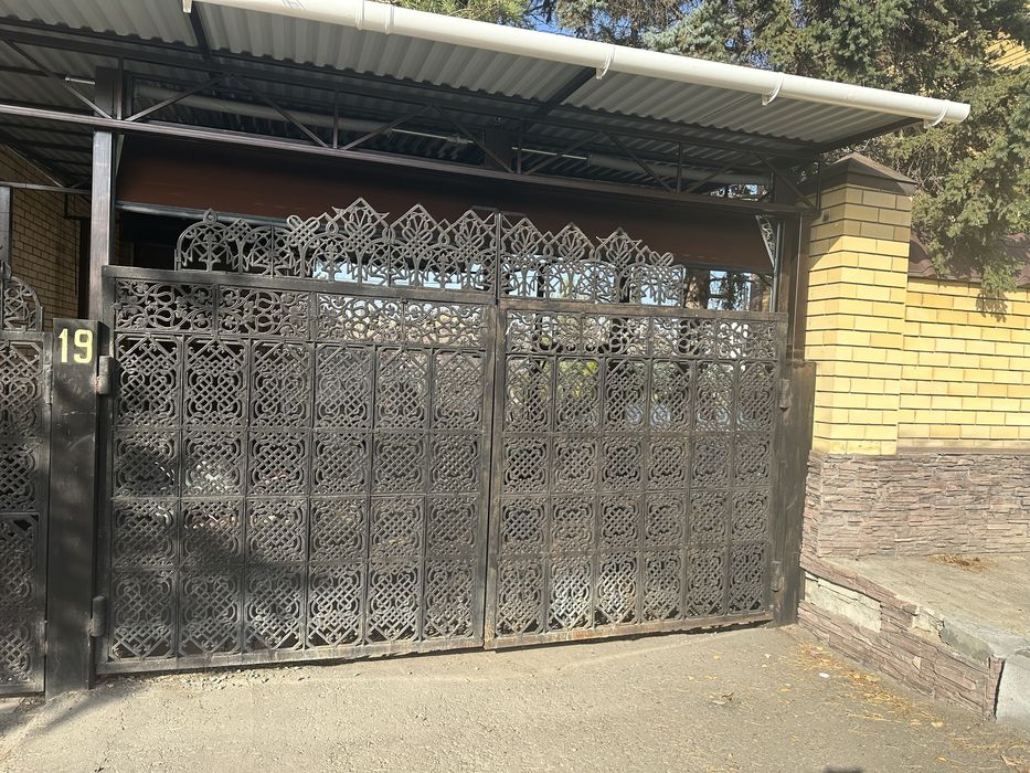 Продам ворота литье чугунные
