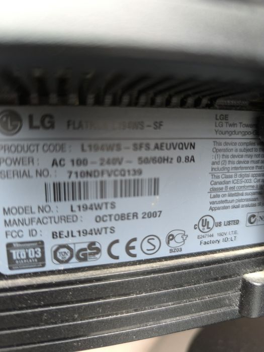 Компютър+монитор+колони за музика+инсталиран Уин. 11 Pro