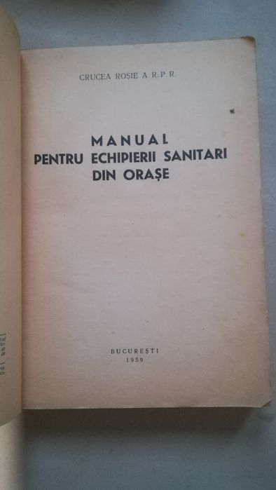 Manual pentru echipierii sanitari din orase. Crucea rosie 1959