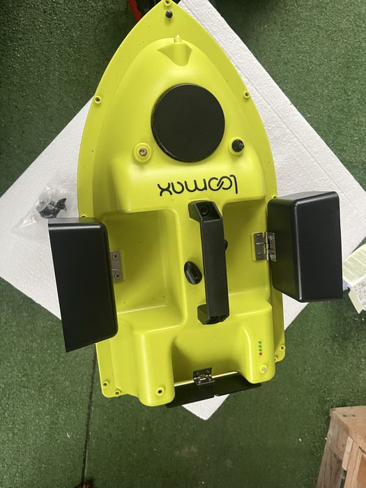 Barcă de nădit LoMax cu husă de protectie