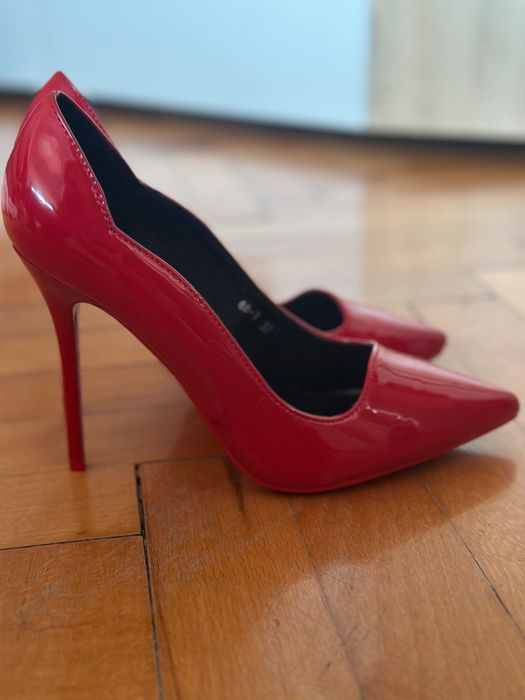 Чисто нови червени токчета