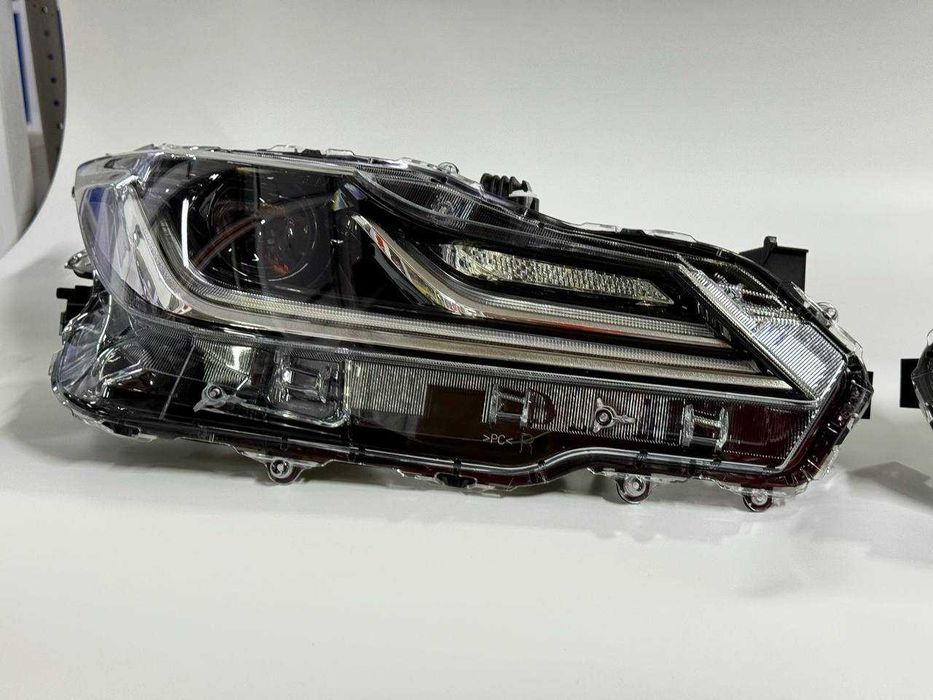 Передние фары Toyota Corolla