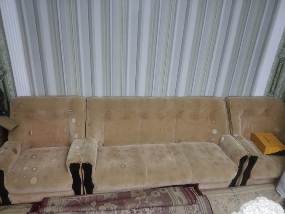 Диван с креслом хорошего качества с хорошим состоянием