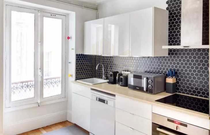 Дава се под наем Четиристаен апартамент в Пловдив, Младежки Хълм - 110 кв.м за 378.93 € - Снимка #2