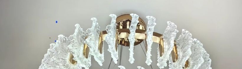 Продам люстры новые золото