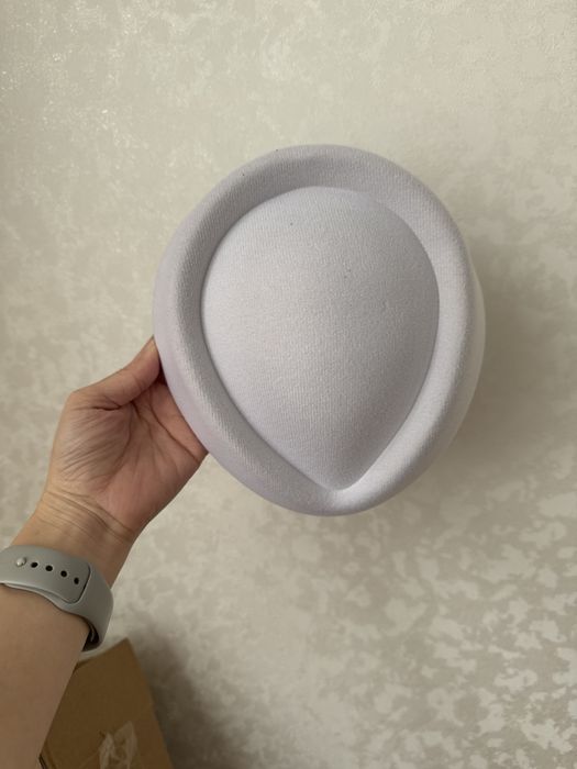 Шляпа красивая, белая