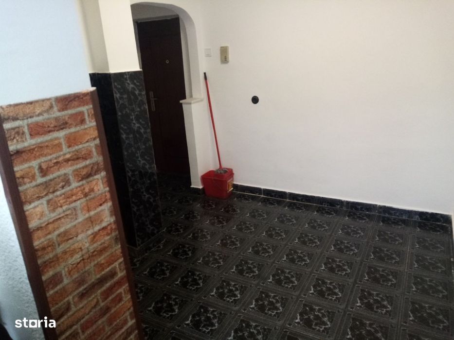 Apartament 4 camere decomandat,Simeria- zonă centrală