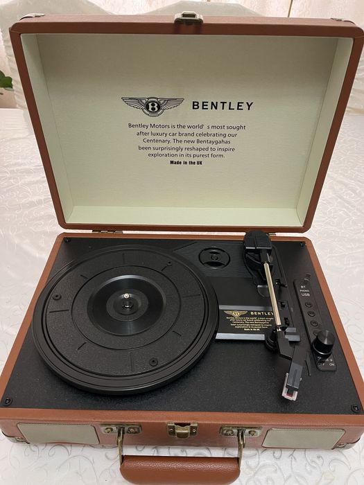 Продаю музыкальный виниловый проигрыватель