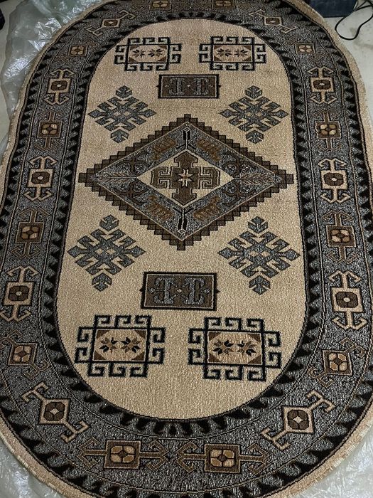 Vand  2 covoare unul de 3m/4m si unul de 1,5m/2m in stare foarte buna