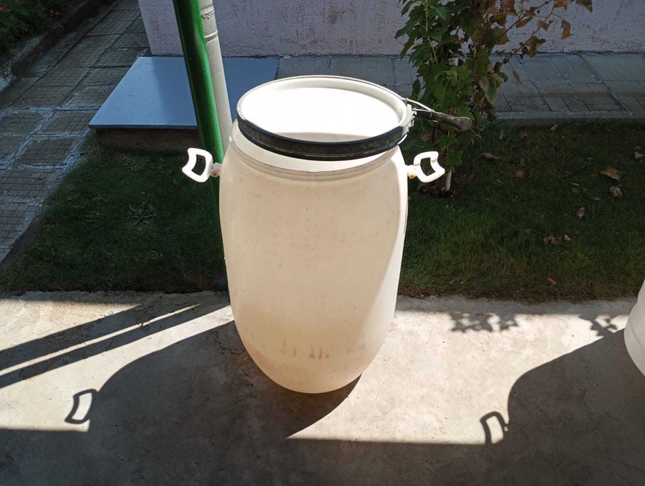 бидон пластмаса 120л. с капак и скоба за затваряне