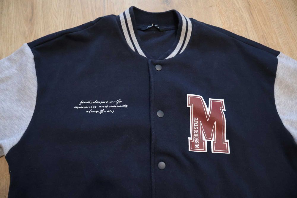 Тъмносин Varsity (колежански) суичър с копчета