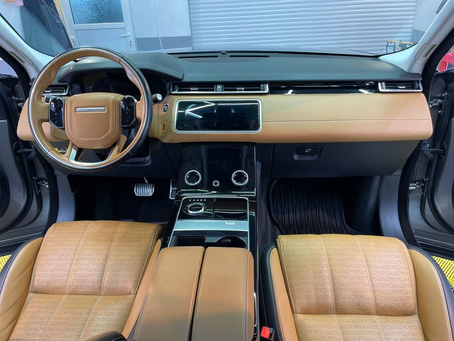 Range Rover Velar R-Dynamic • 2.0 Benzină • / schimb