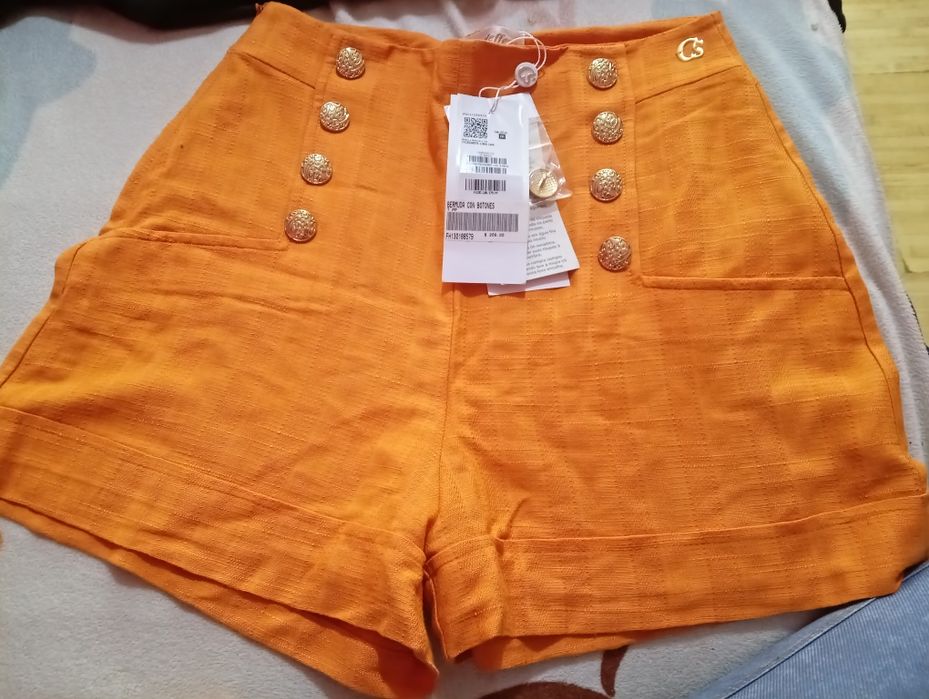 Vând pantaloni scurți originali