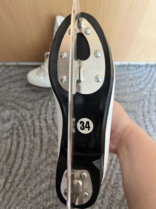 Продам коньки фигурные