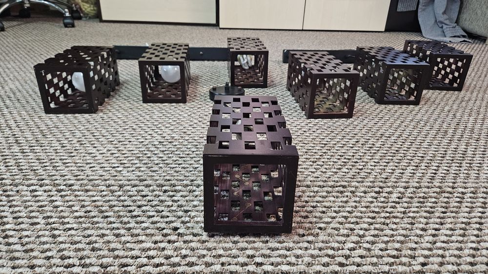 3 lustre. 2 pt sufragerie și una pt bucătărie sau hol