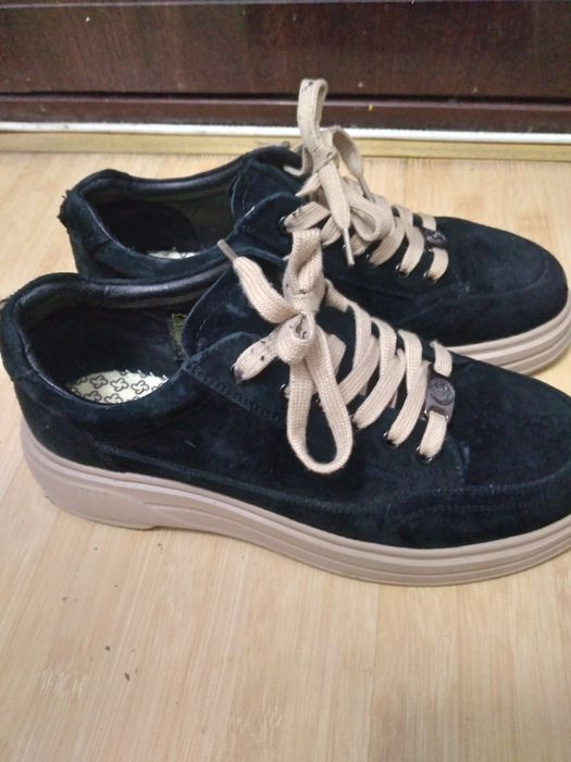 Snekears barbati marimea 39 purtați de 3 ori.