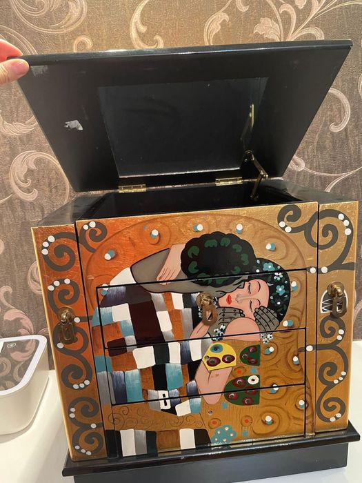 Продаются комоды серии Г.Климта «Поцелуй»