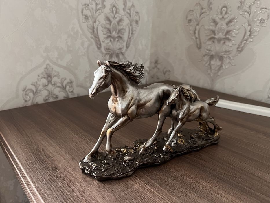 Статуэтка бегущая лошадь