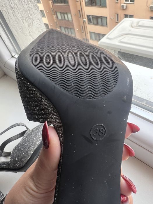 Vand pantofi stiletto cu toc purtați o singură dată