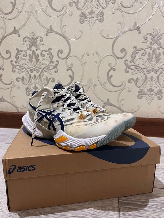 Кроссовки asics.