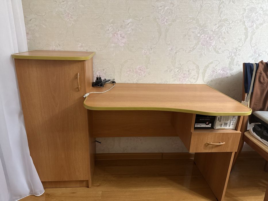 Продам письменный компьютерный стол 1