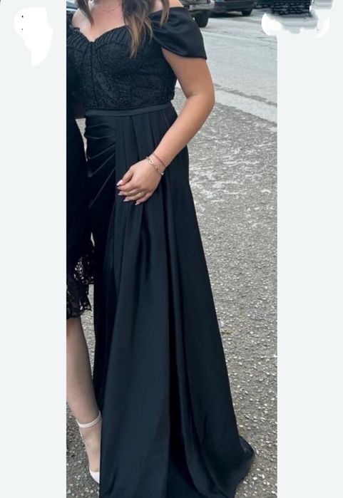 Черна сатенена рокля