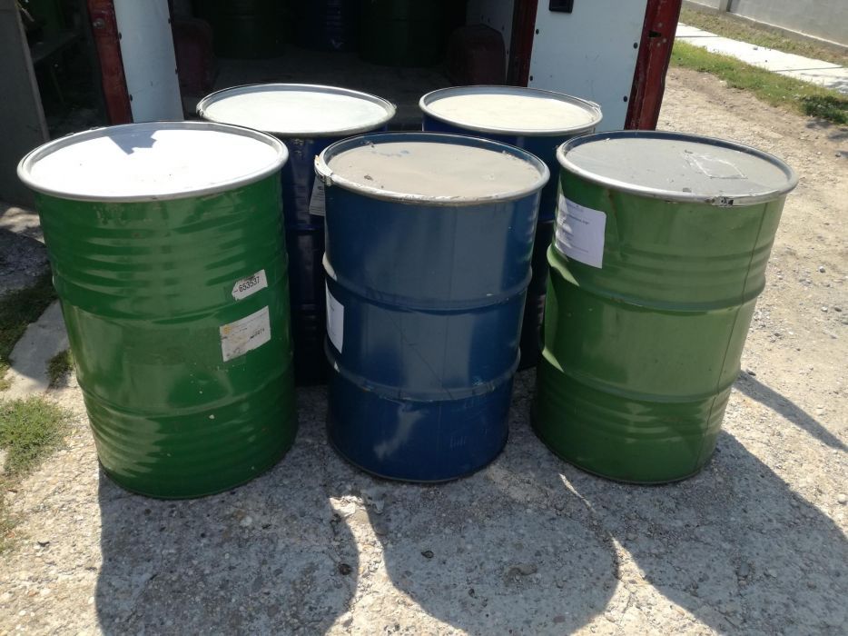 Продавам варели с капак