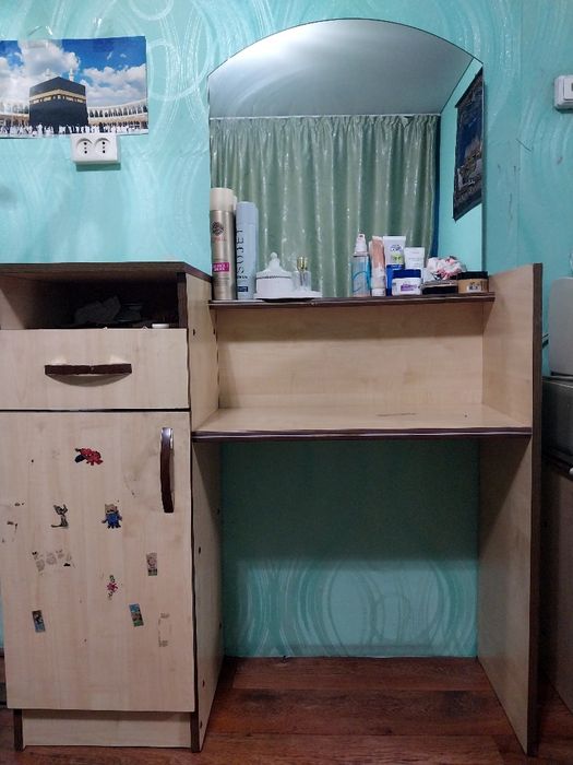 Продам туалетный столик.