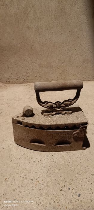 Fier de calcat vechi din fontă