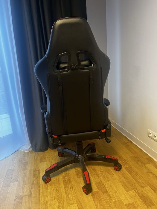 Scaun de gaming rosu cu negru cu suport pentru picioare