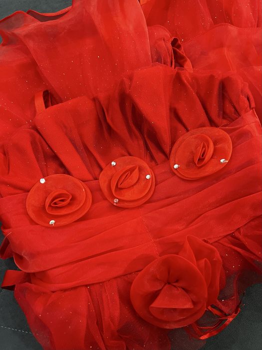 Платье красное нарядное на девочку 5-6 лет