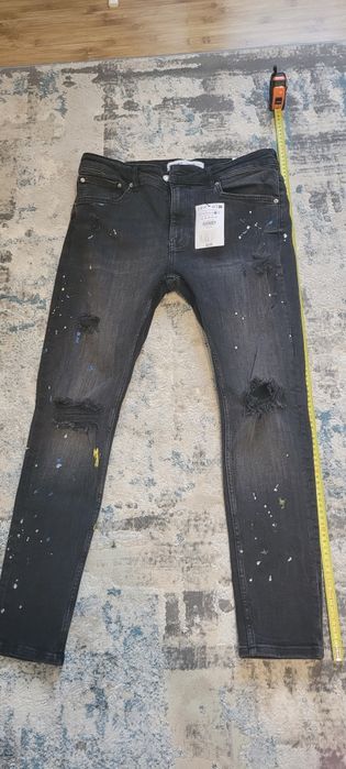 Bershka Super Skinny Jeans gri închis cu rupturi și efect paint