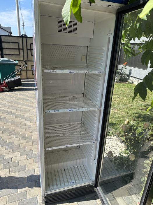 Doua vitrine frigorifice