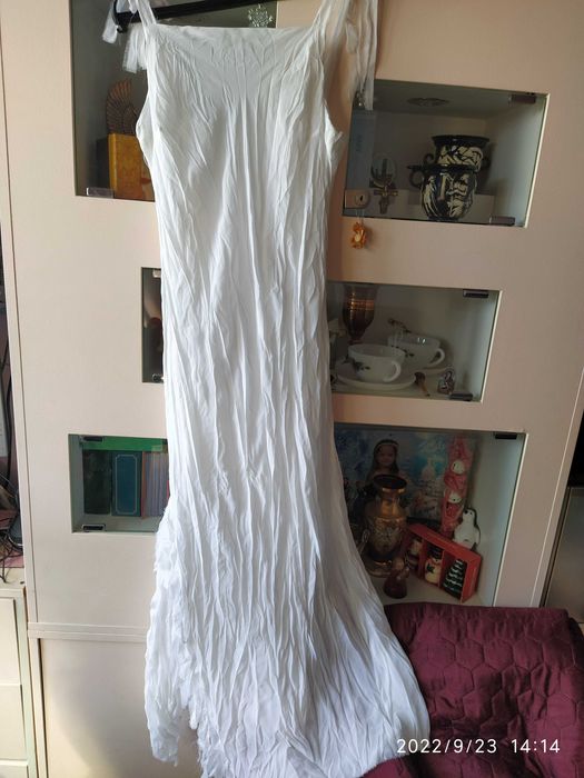 Рокля в снежно бял цвят