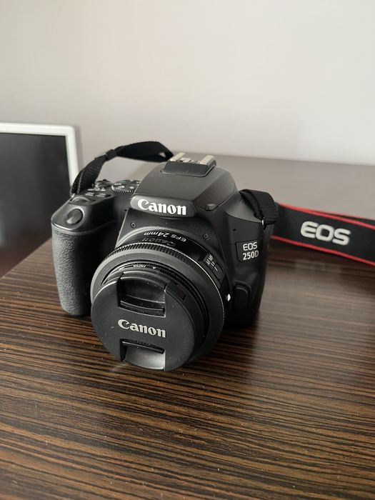 Canon 250D + obiectiv 24mm f2.8
