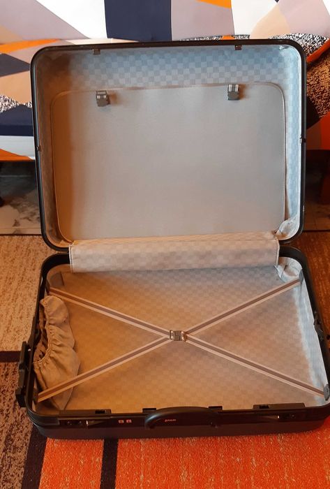 Продавам голями твърди куфари за пътуване