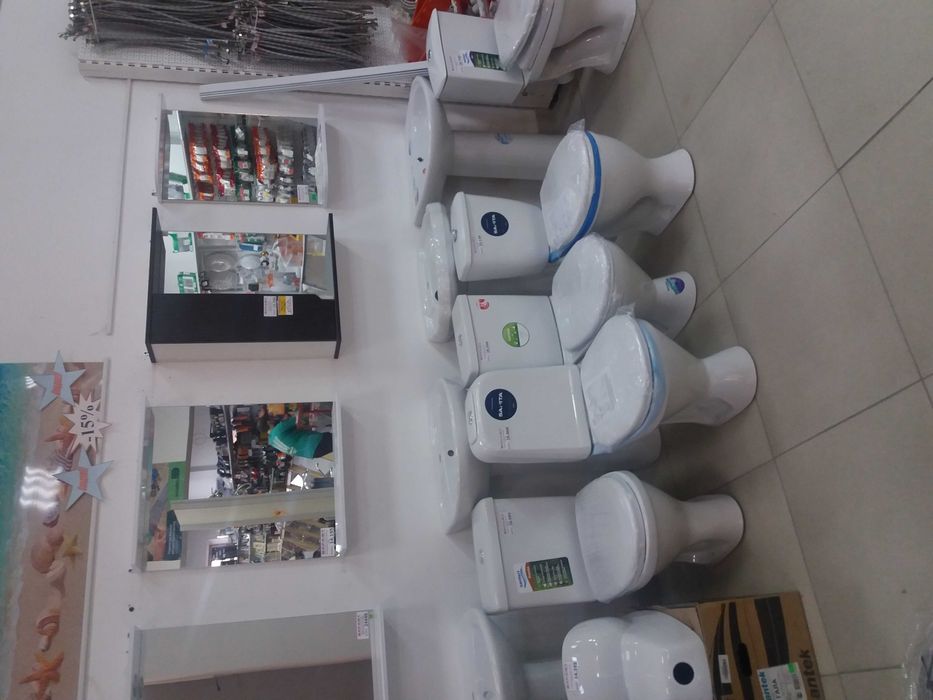 Унитазы и раковины.