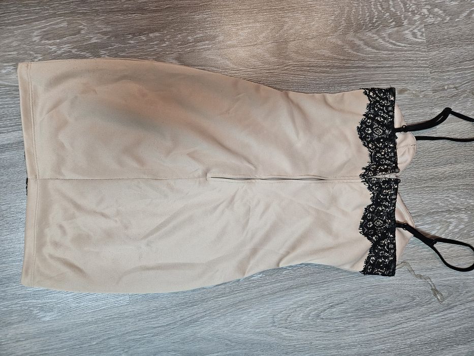 Бежова рокля Guess