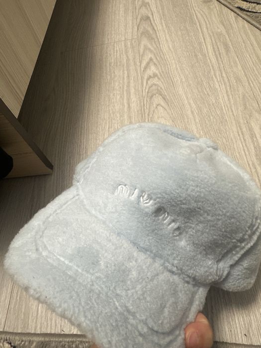 Sapca miu miu baby blue cu puf