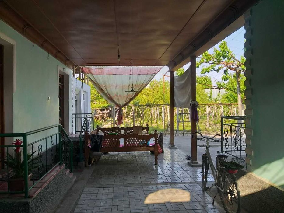 Qumtepa bozori oldida Hovli uy sotiladi