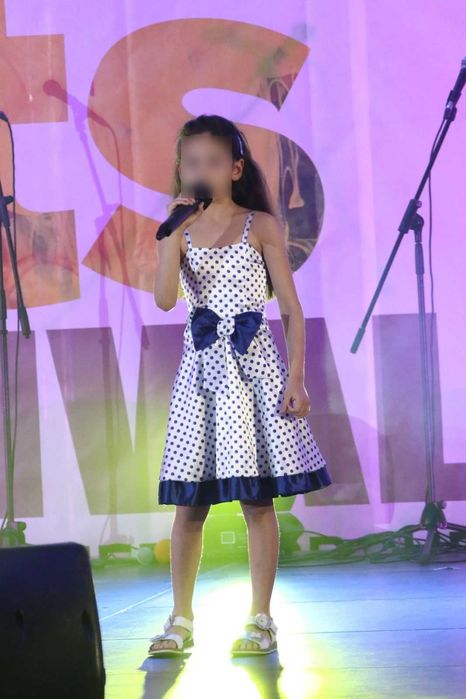 Детска рокля БЯЛ сатен на СИНИ точки, ПОД НАЕМ, ръст 122 cm