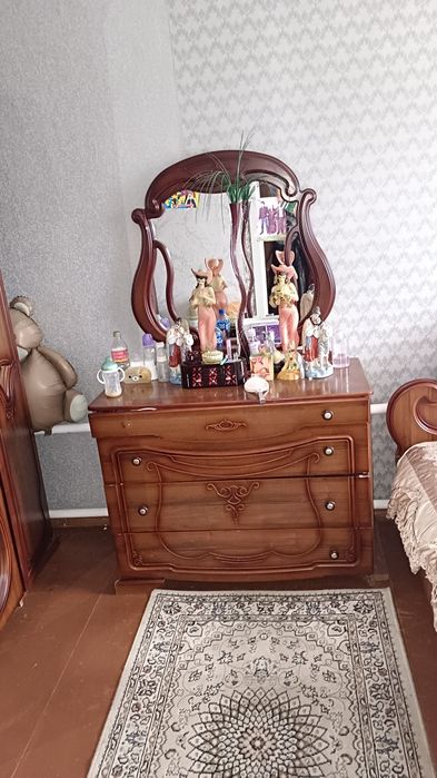 Продам спальный гарнитур Тюльпан