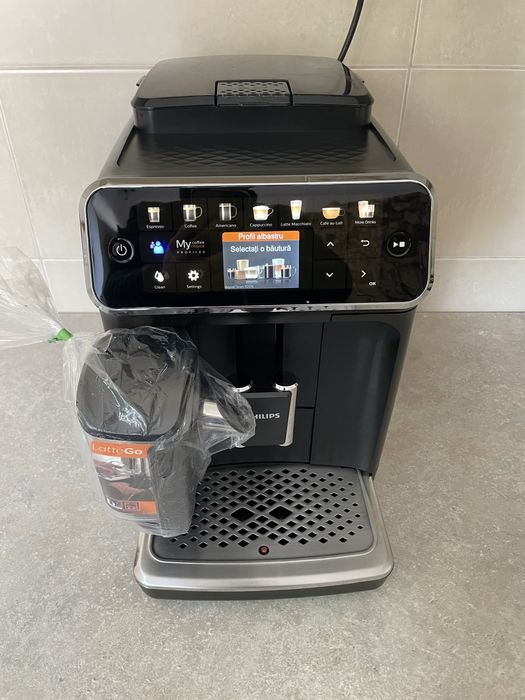 Espresor expresor apatat de cafea Philips latte go EP 5500.ca nou.