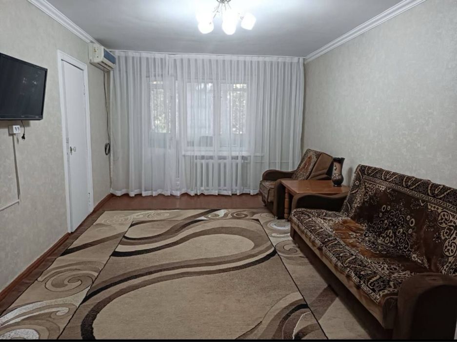 Срочно ! Чиланзар 2.  2 х комнатная кирпич 2 х 4 балкон