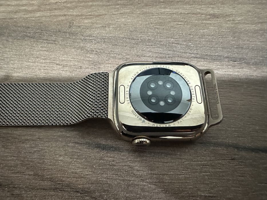 Продам apple watch 10  золотистый