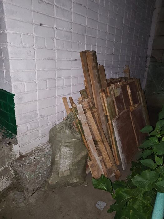 Демонтированный пол на дрова.