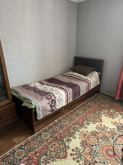 Кровать и стол продаются с комплектом