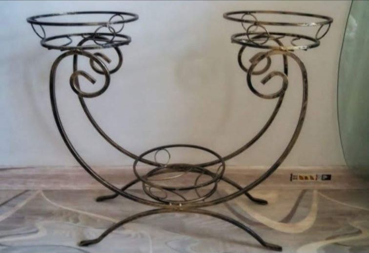 Кованая подставка под цветы